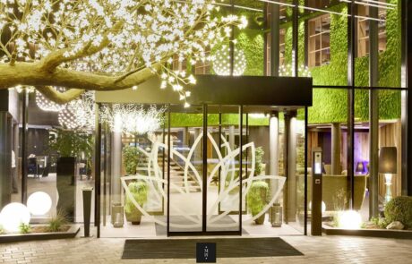 Präparierte Mooswände in einer Hotelobby