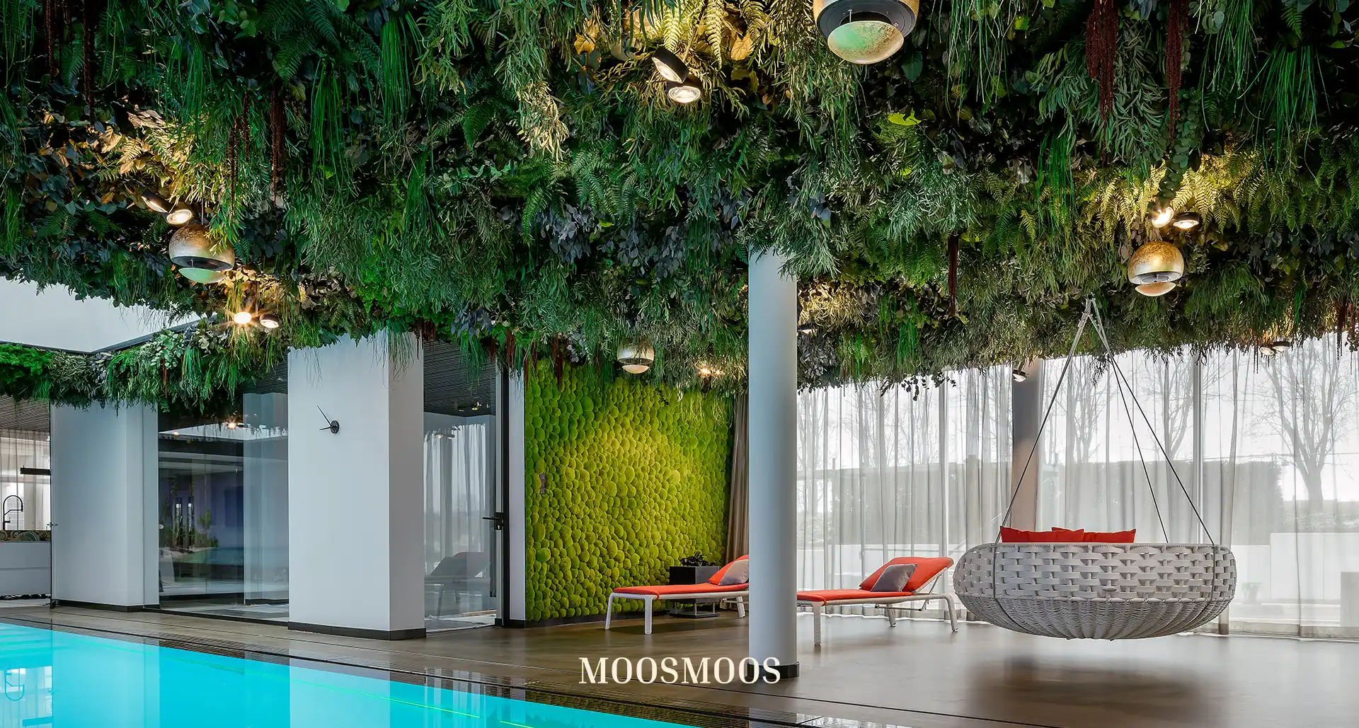 MOOSMOOS Deckenverkleidung / Mooswand an der Decke im Schwimmbad  mit Moos und Pflanzen
