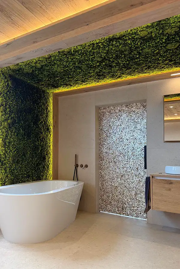 Luxuriöses Badezimmer mit Badewanne, Wand aus Moos und Decke aus Moos – nachhaltiges Design von MoosMoos