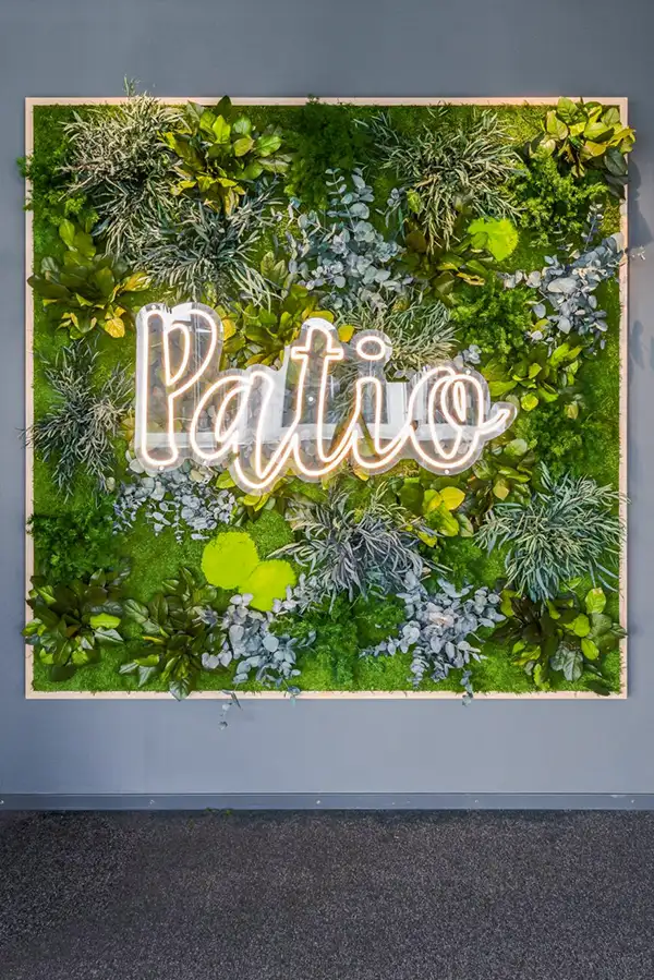 Modernes Bild aus Moos mit integrierter Leuchtschrift Patio von MoosMoos als Highlight für Innenräume