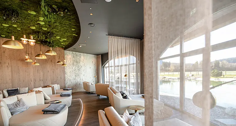 Elegante Hotel Lounge mit gemütlichen Sesseln, stilvoller Decke aus Moos und Wand aus Moos von MoosMoos.