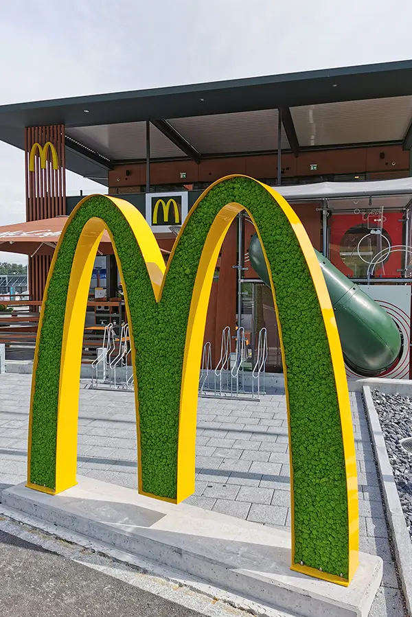 Grünes McDonald’s Logo mit Moosfüllung von MoosMoos – auffälliges Branding mit Naturmaterialien.
