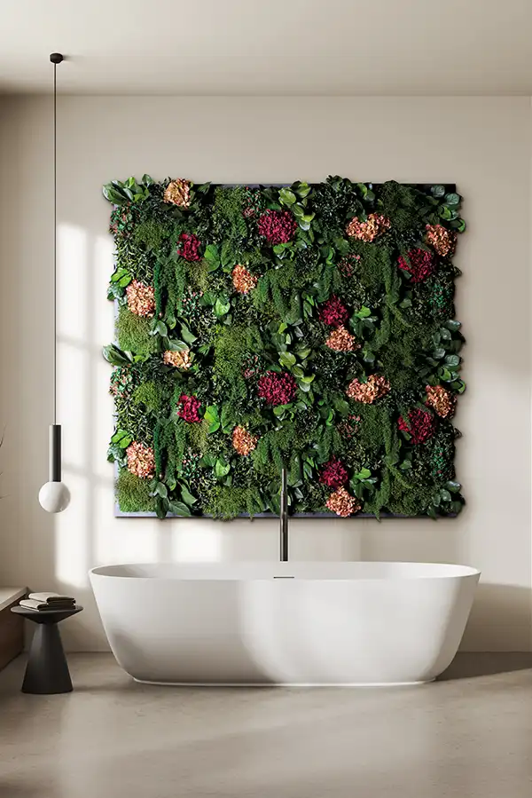 Großes Bild aus Moos mit integrierten Blüten, moderne grüne Wandgestaltung im Badezimmer.