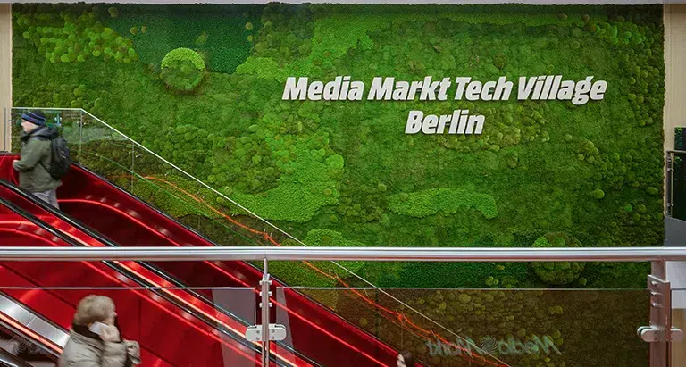 Große Mooswand von MoosMoos im Media Markt Tech Village Berlin, mit integriertem Logo und nachhaltigem Raumkonzept