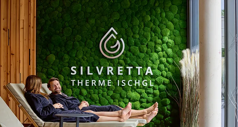 MoosMoos Wand aus Moos mit Logo in der Silvretta Therme Ischgl – nachhaltiges und stilvolles Wanddesign.