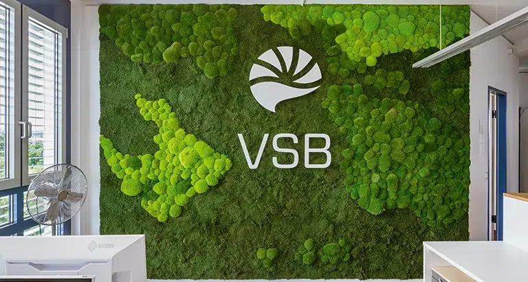 Bürogestaltung mit einer MoosMoos Wand aus Moos und VSB Logo – natürliche Raumgestaltung und Branding in einem.
