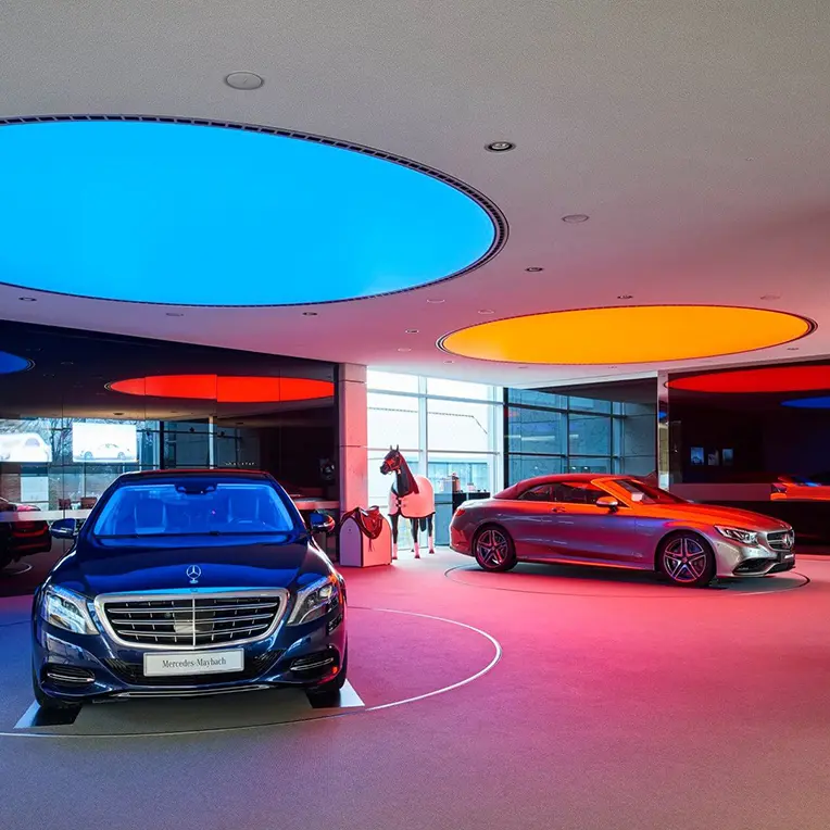 Spektakuläre Lichtspanndecke mit farbwechselnden LED-Kreisen in Mercedes-Benz Autohaus, Premium Installation Spanndecken Bamberger MOOSMOOS Verbund Mallorca