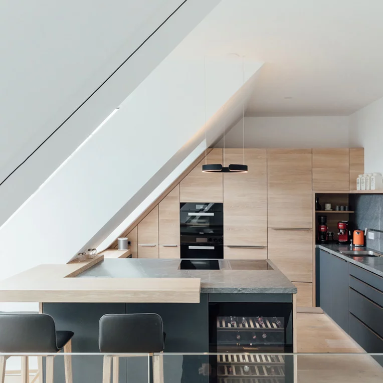 TEAM7 maßgefertigte Küche unter Dachschräge mit Echtholz-Fronten und integriertem Weinkühlschrank, Premium-Verbund Mallorca MOOSMOOS
