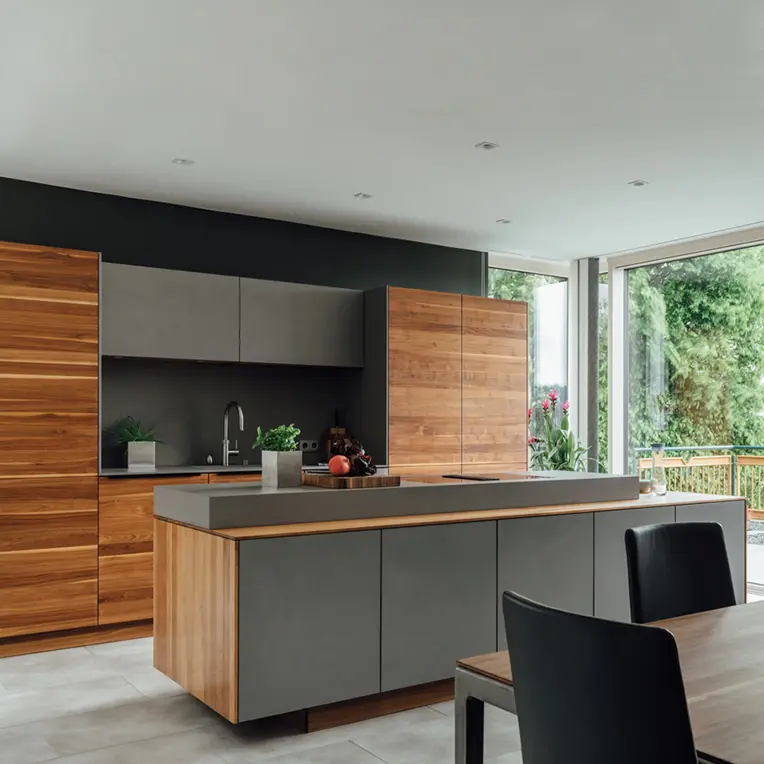Moderne TEAM7 Designküche mit Naturholz-Fronten und grauer Kücheninsel, nachhaltige Premium-Küchen Mallorca MOOSMOOS Verbund