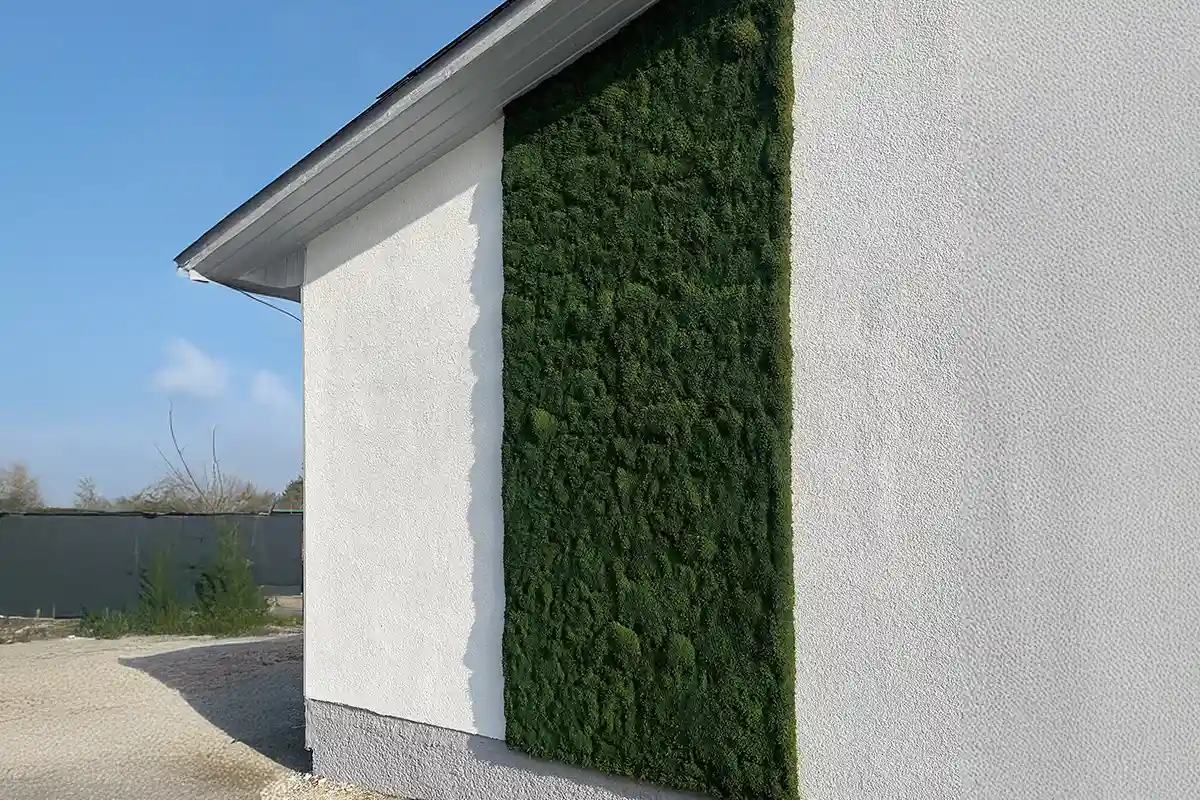 Detailansicht der wartungsfreien Wandbegrünung außen mit echtem Greenovation Waldmoos