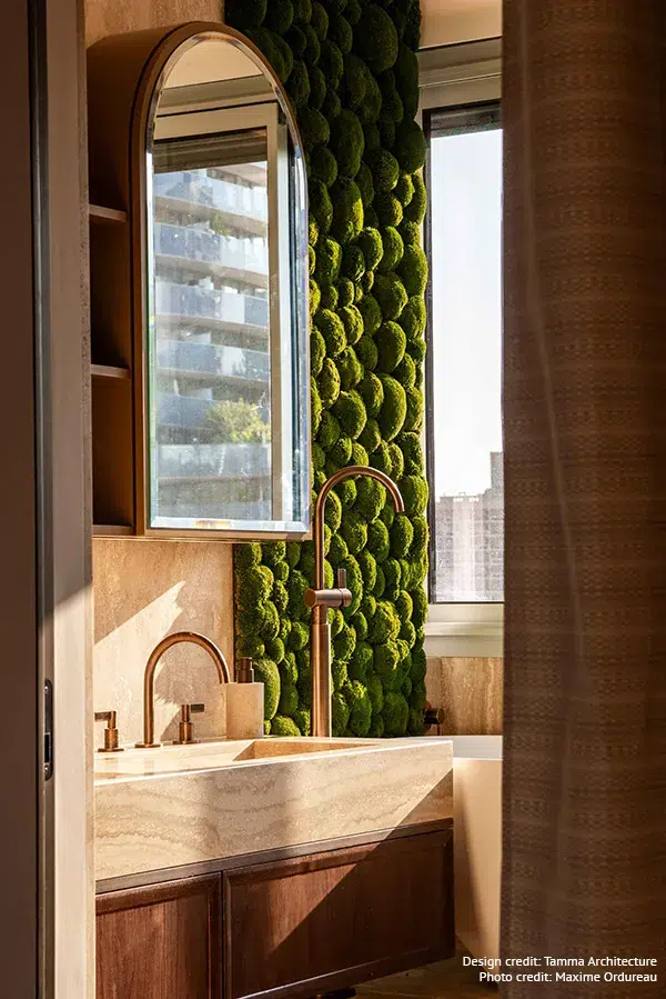 Detailaufnahme eines Badezimmers mit Ballenmooswand neben Waschbecken und Fenster