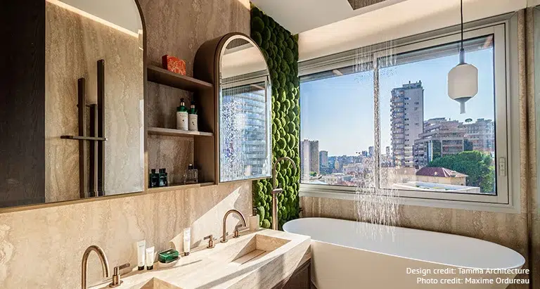 Luxusbad mit großer Fensterfront und vertikaler Mooswand neben freistehender Badewanne